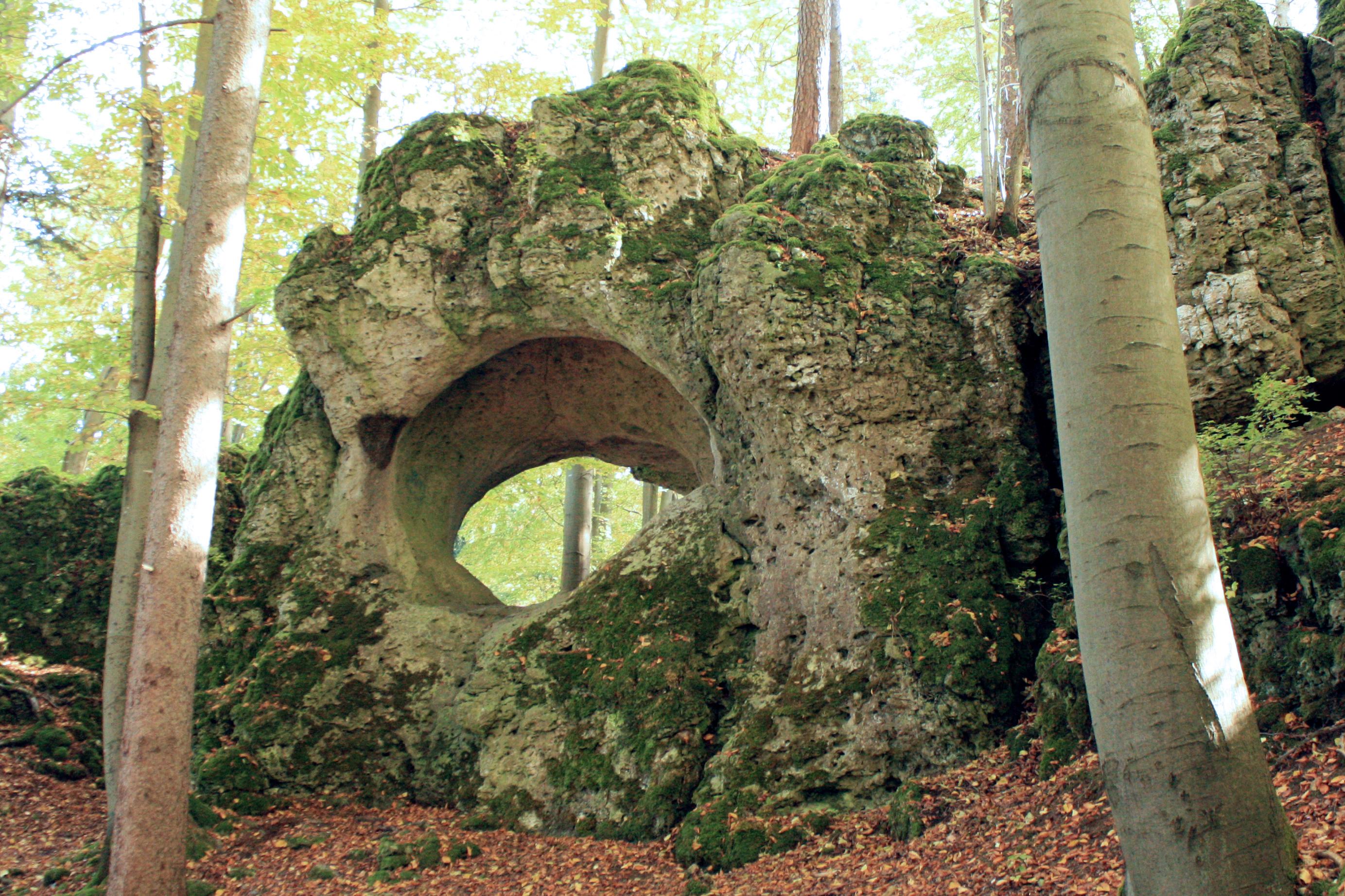 <p>Das kreisrunde Felsentor bei Betzenstein am südlichen Rand der Fränkischen Schweiz gilt als keltischer Kraftort. Unweit des Hexentors können auch noch weitere solcher Durchbrüche bestaunt werden.</p>
