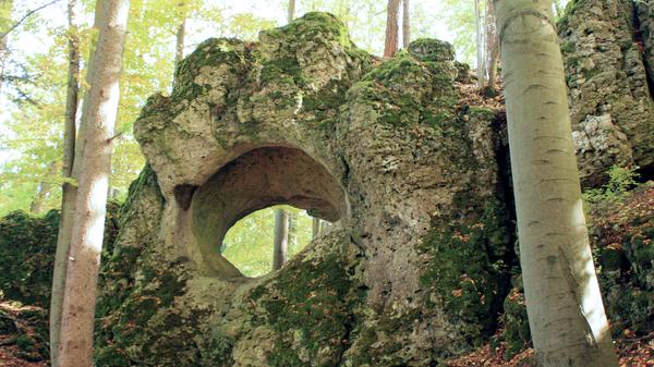 <p>Das kreisrunde Felsentor bei Betzenstein am südlichen Rand der Fränkischen Schweiz gilt als keltischer Kraftort. Unweit des Hexentors können auch noch weitere solcher Durchbrüche bestaunt werden.</p>