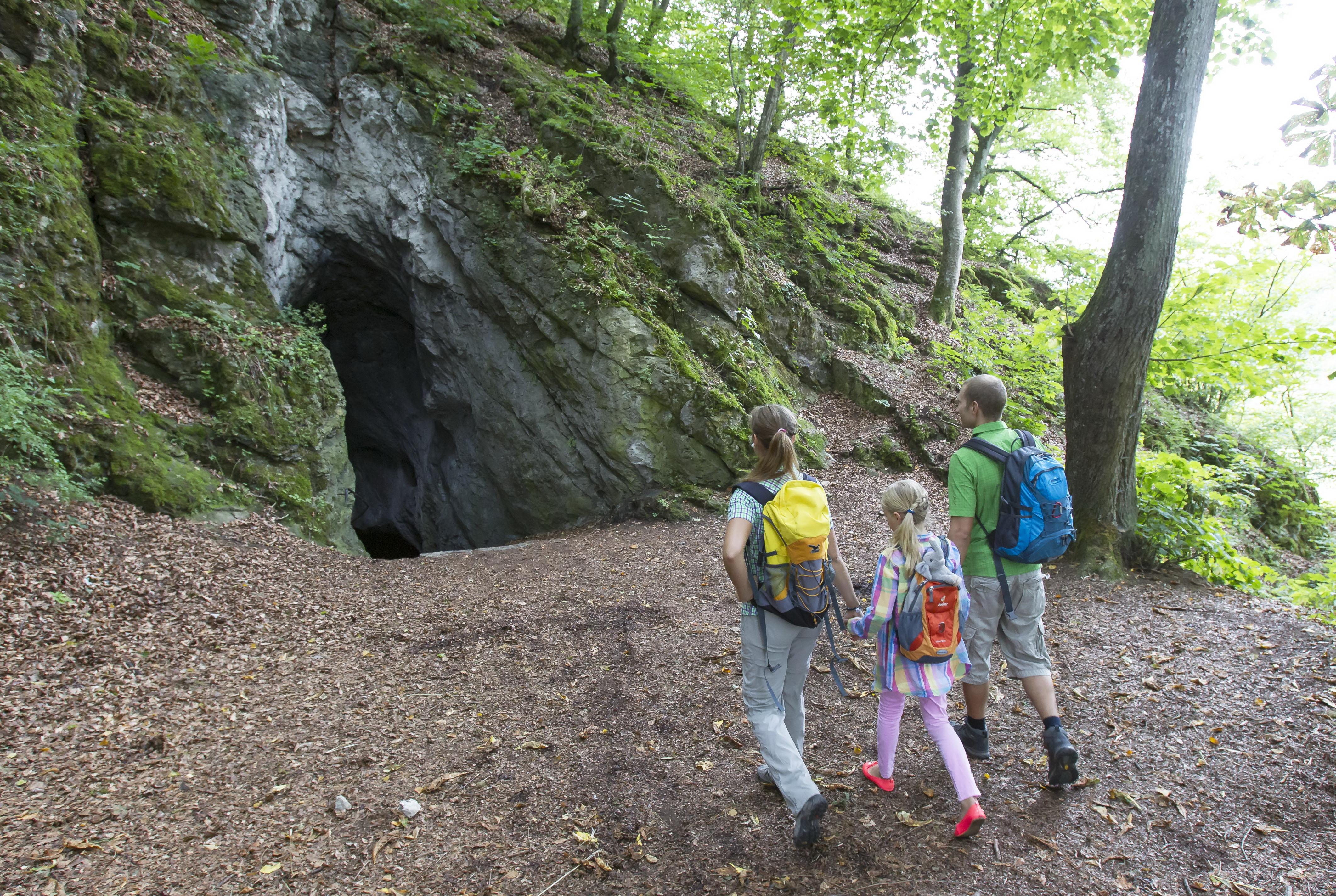 <p>Die Räuberhöhle bei Etterzhausen (Markt Nittendorf im Landkreis Regensburg) soll wie der Name schon sagt früher Räubern als Unterschlupf, Versteck und Beobachtungspunkt gedient haben. Zuvor wurde sie von den Kelten als kultische Stätte genutzt. Heute ist der Eingang vergrößert und mit einer Treppenanlage versehen.</p>
