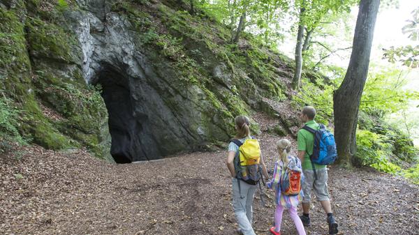 <p>Die Räuberhöhle bei Etterzhausen (Markt Nittendorf im Landkreis Regensburg) soll wie der Name schon sagt früher Räubern als Unterschlupf, Versteck und Beobachtungspunkt gedient haben. Zuvor wurde sie von den Kelten als kultische Stätte genutzt. Heute ist der Eingang vergrößert und mit einer Treppenanlage versehen.</p>