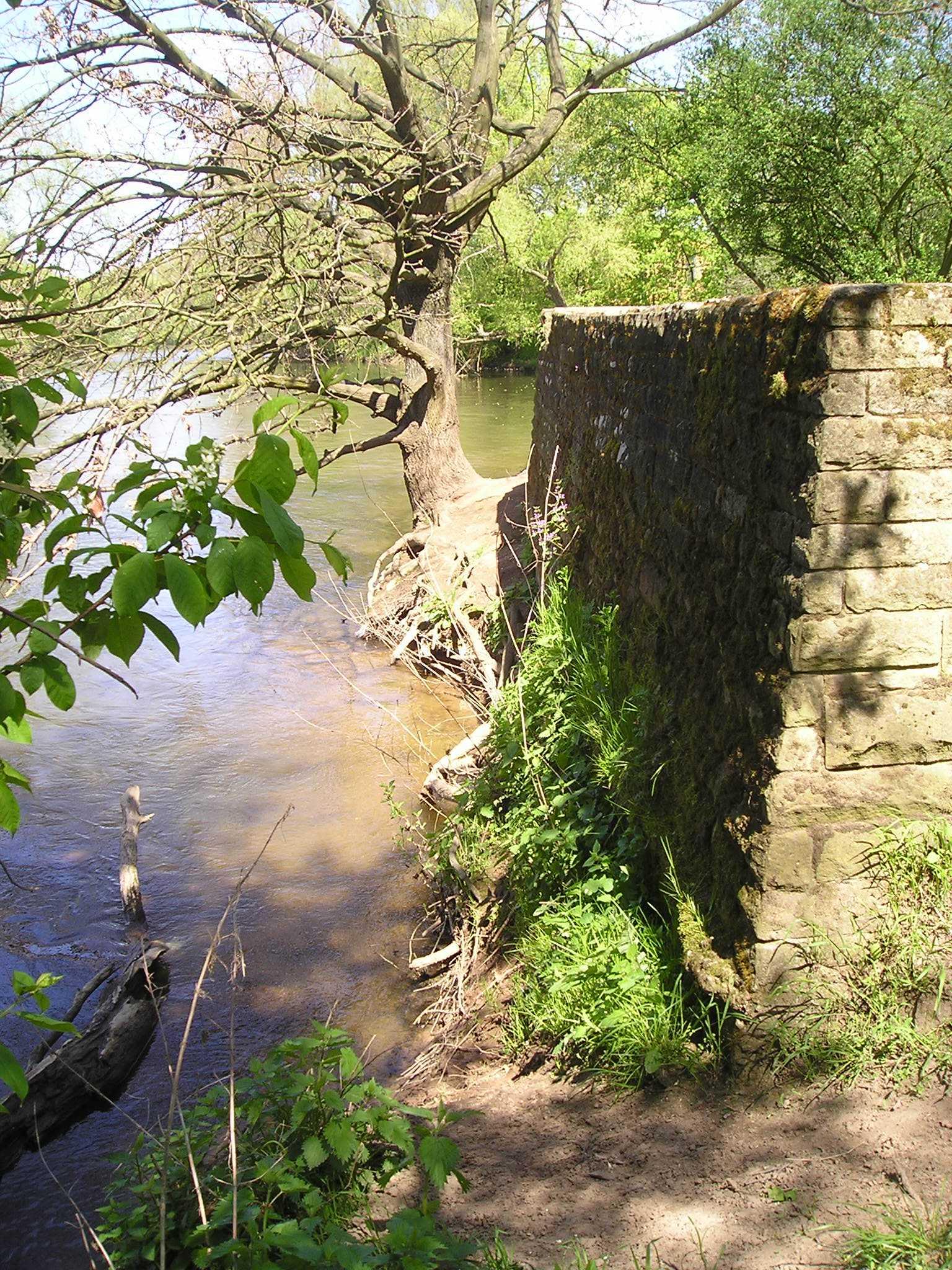 ...noch an der Seite, wo eine Mauer steil zu den Flüssen (hier die Rednitz) abfiel.