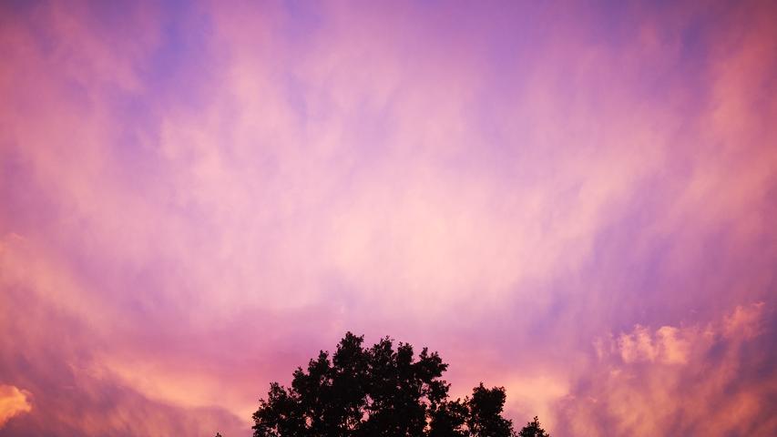Ein Sonnenuntergang in Pink: Das Wetter nützt seinen Farbkasten voll aus.