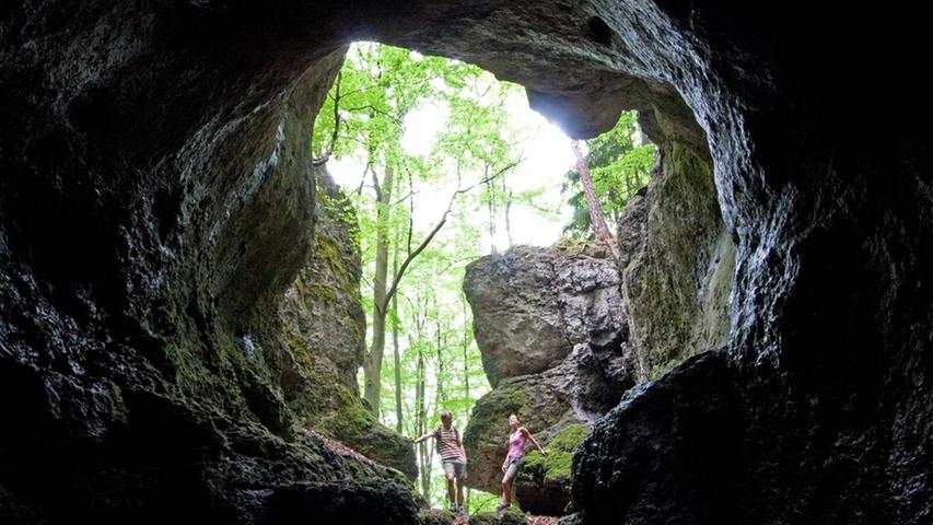 Die Cäciliengrotte im Hirschbachtal hat eine Ostrichtung und eignet sich deshalb sehr gut, schon früh dort zu sein und den Sonnenaufgang aus der Höhle heraus zu beobachten. Die Höhle ist am Hirschbacher Höhlenrundwanderweg gelegen und der Besuch dort kann so mit einer abwechlsungsreichen Tour vorbei an vielfältigen Höhlen und Felsen verbunden werden.