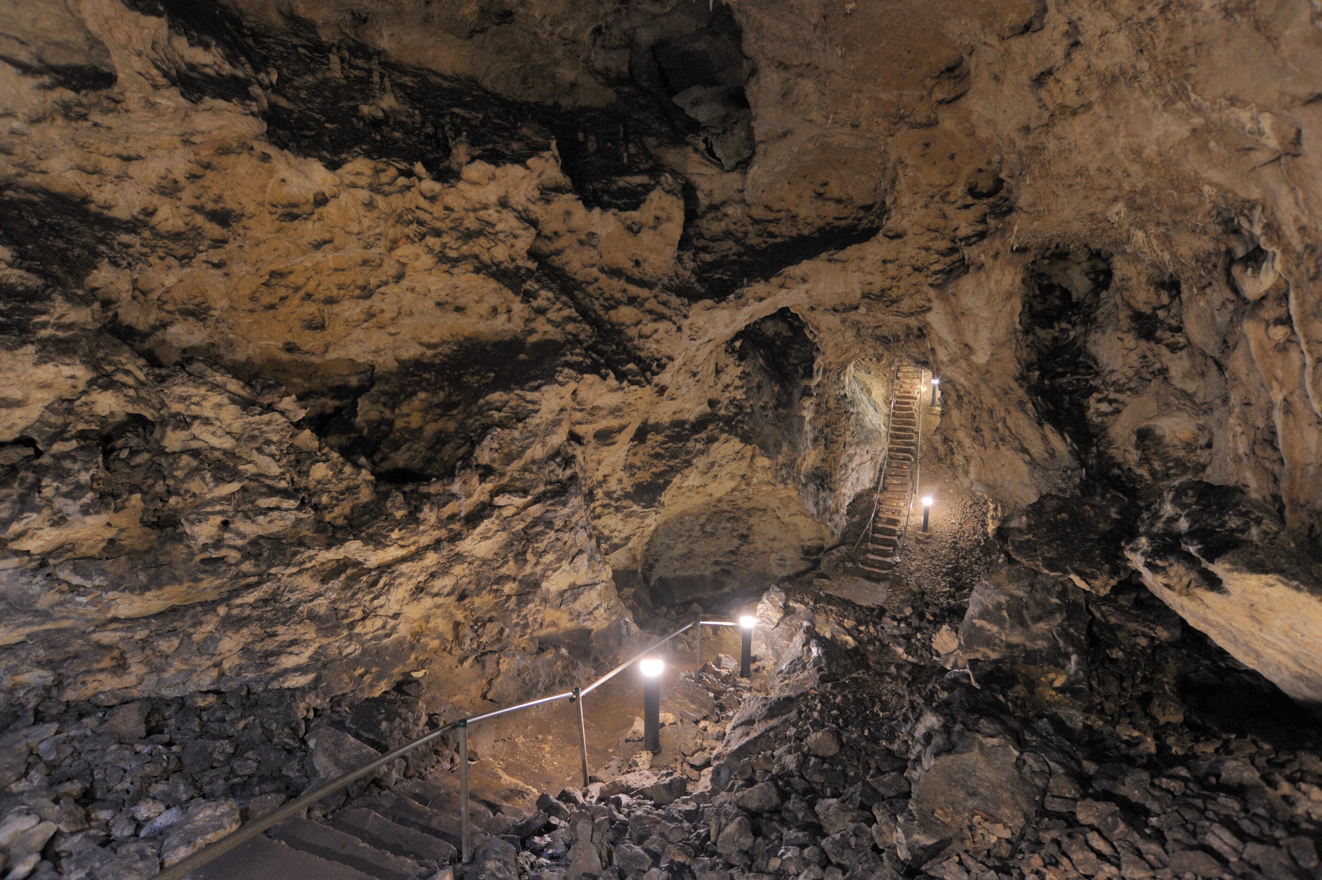 <p>Östlich von Neuhaus an der Pegnitz im Nürnberger Land befindet sich die Tropfsteinhöhle Maximiliansgrotte mit dem größten Tropfstein Deutschlands. Entdecken Sie bei einer Führung, was sich hier hinter der Orgelgrotte, der Schatzkammer oder dem Eisberg verbirgt. <strong>Die Maximiliansgrotte ist von Anfang April bis Anfang November mit Führungen begehbar.</strong></p>
