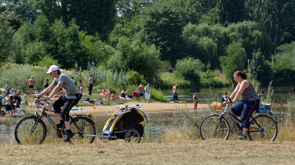 Gleich nebenan etwa findet man einige Meter pegnitzabwärts am renaturierten Fluss den Pegnitzstrand, den in den vergangenen Jahren immer mehr Fürth als Badeoase in der Stadt entdeckt haben (obwohl kurz vorher die Nürnberger Kläranlage ihr gereinigtes Abwasser einleitet).