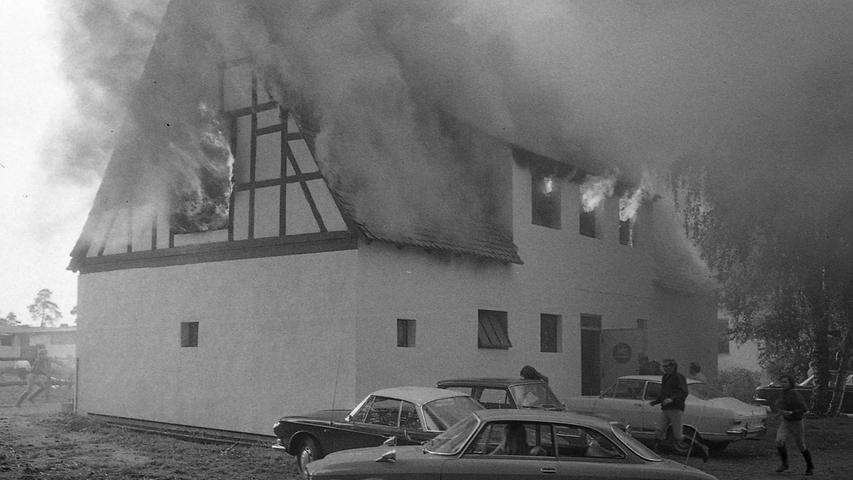 Ein Feuer, das im Tattersall Noris an der Stadenstraße ausbrach, vernichtete eines der Stallgebäude. Hier geht es zum Kalenderblatt vom 5. September 1970: Turnierpferde von Flammen gerettet.