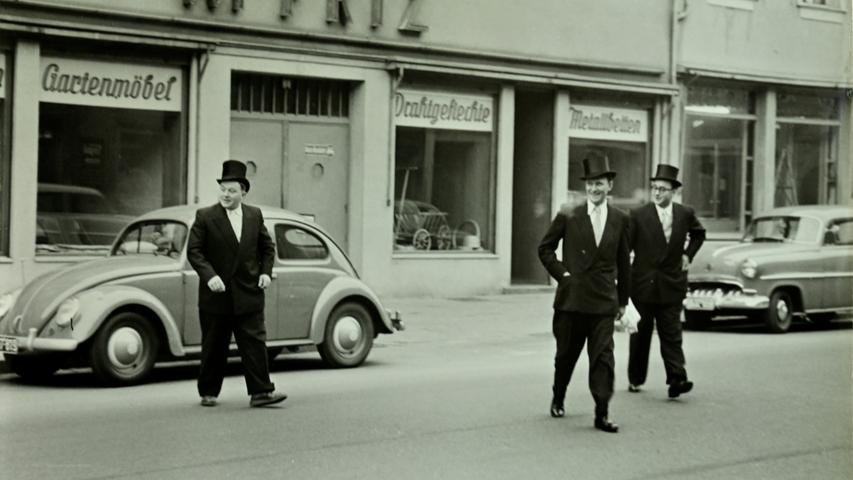 Das Bild aus dem Jahr 1955 zeigt drei Geschäftsleute, die sich wegen einer Wette in Schale geworfen hatten.