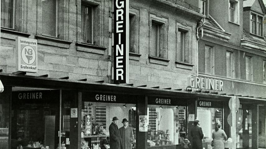 Das Bild, das vermutlich in den 1950er Jahren aufgenommen wurde, zeigt das Haushaltswarengeschäft Greiner von der Hauptstraße aus.