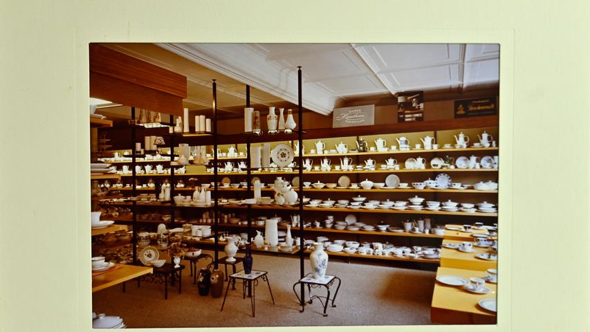 Das Bild aus dem Jahr 1969 ist in der Porzellanabteilung im ersten Stock aufgenommen.