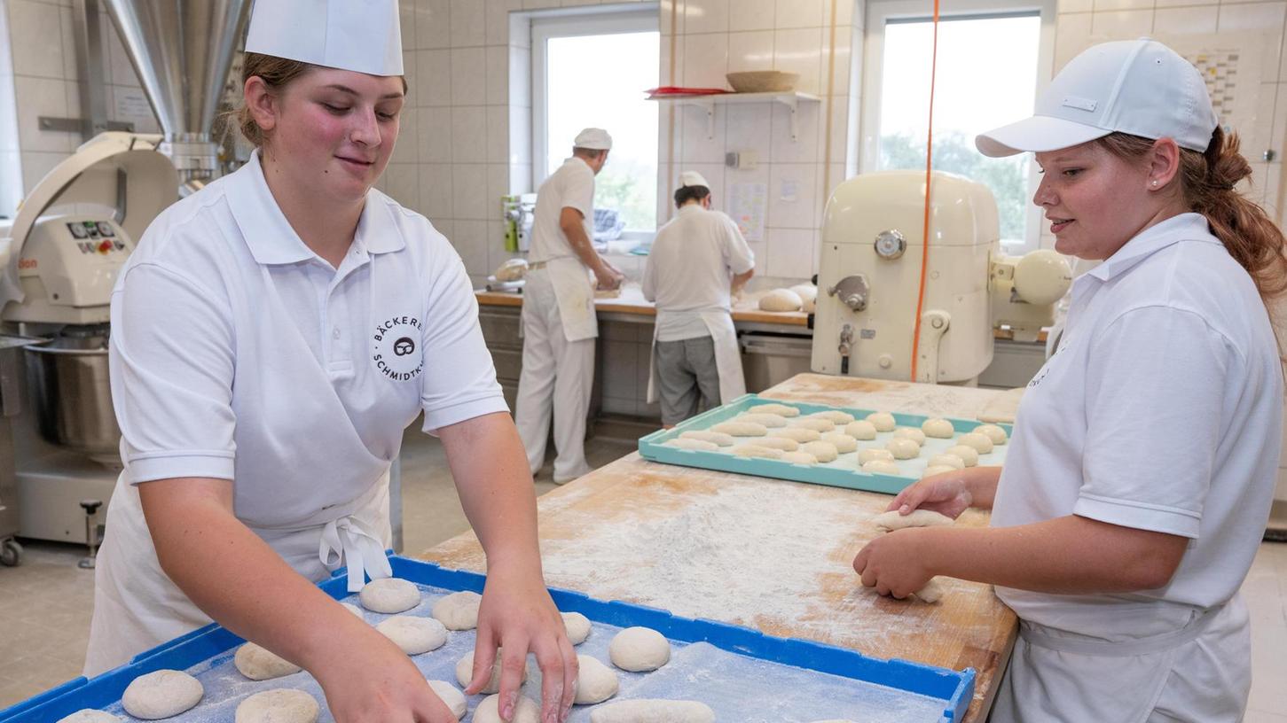 Neue Lehrlinge im Landkreis Roth: Früh aufstehen heißt es ab sofort für Pia Winter (15) aus Eysölden und Lara Hueber (19) aus Hilpoltstein, die gestern ihre Bäckerausbildung bei der Eysöldener Bäckerei Schmidtkunz begannen.