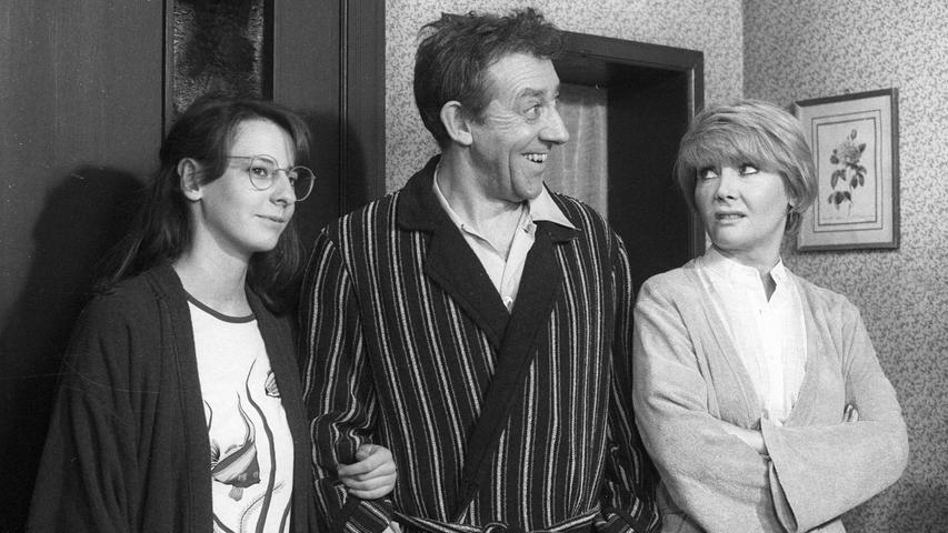 Dieter Hallervorden mit seiner Tochter Nathalie (li.) und Ex-Frau Rotraud Schindler 1985 in einer Folge der Serie "Didi - Der Untermieter" - ursprünglicher Titel "Die Nervensäge".