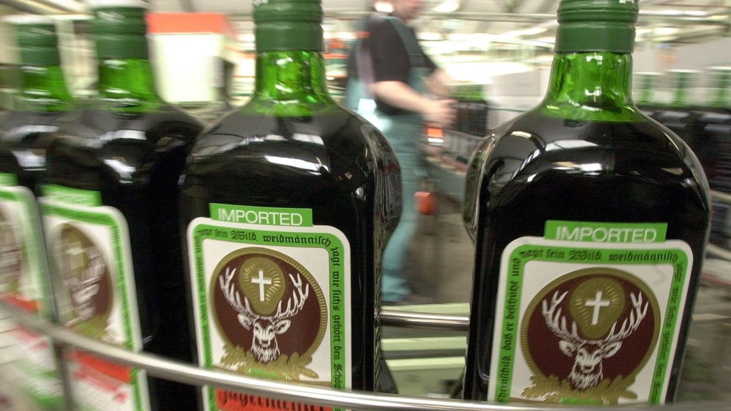 Der Spirituosenhersteller stellt Alkohol für die dringend benötigte Produktion von Desinfektionsmittel bereit. Der Spirituosenhersteller stellt Alkohol für die dringend benötigte Produktion von Desinfektionsmittel bereit.