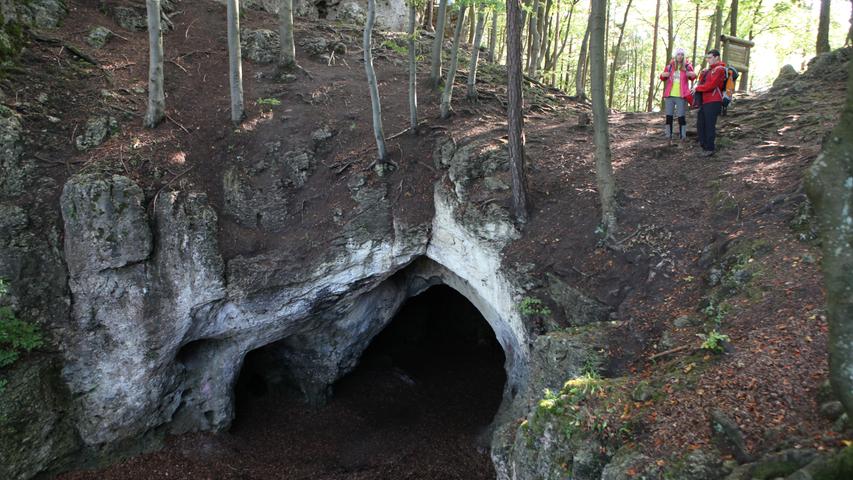 Die Petershöhle befindet sich einen Kilometer nördlich von Hartenstein (Landkreis Nürnberger Land). Sie bildet ein verzweigtes Etagensystem, das aus mehreren verbundenen Hallen besteht. Mit Höhlenerfahrung und entsprechender Ausrüstung kann man die Höhle mit einer Gesamtganglänge von rund 70 Metern erkunden.