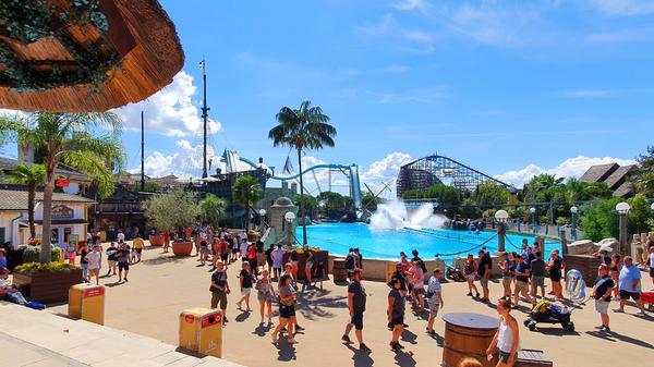 Schon 2021 hat der Europa-Park ein neues Preismodell mit unterschiedlichen Preiskategorien eingeführt. 2022 wurden die Eintrittspreise während stark frequentierter Zeiträume – etwa zur Ferienzeit – erneut erhöht. Der Preis für ein Tagesticket variiert je nach Datum des Besuchs zwischen 55 Euro und 62 Euro für Erwachsene beziehungsweise zwischen 47 Euro und 53,50 Euro für Kinder. Vor der Preiserhöhung betrug der höchste Eintrittspreis für den Europa-Park 60 Euro für Erwachsene beziehungsweise 52 Euro für Kinder. Effektiv kosten Tickets für den Europa-Park in der höheren Preiskategorie 1 in der Saison 2022 für Erwachsene 2 Euro und für Kinder 1,50 Euro mehr als in der Vorsaison. Der Park muss auch wegen Personalmangel die maximale tägliche Besucherzahl deckeln auf 30.000 statt 50.000 Menschen an Spitzentagen.