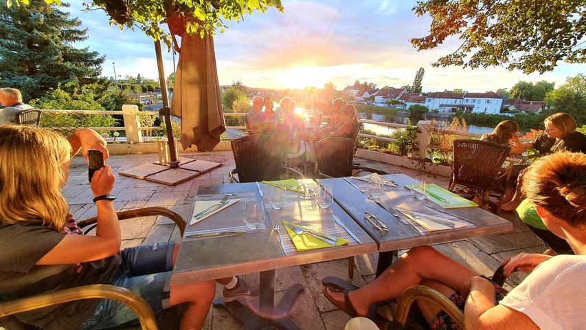 Abendstimmung auf der Terrasse de La Gourmande in Mally-la-Ville.