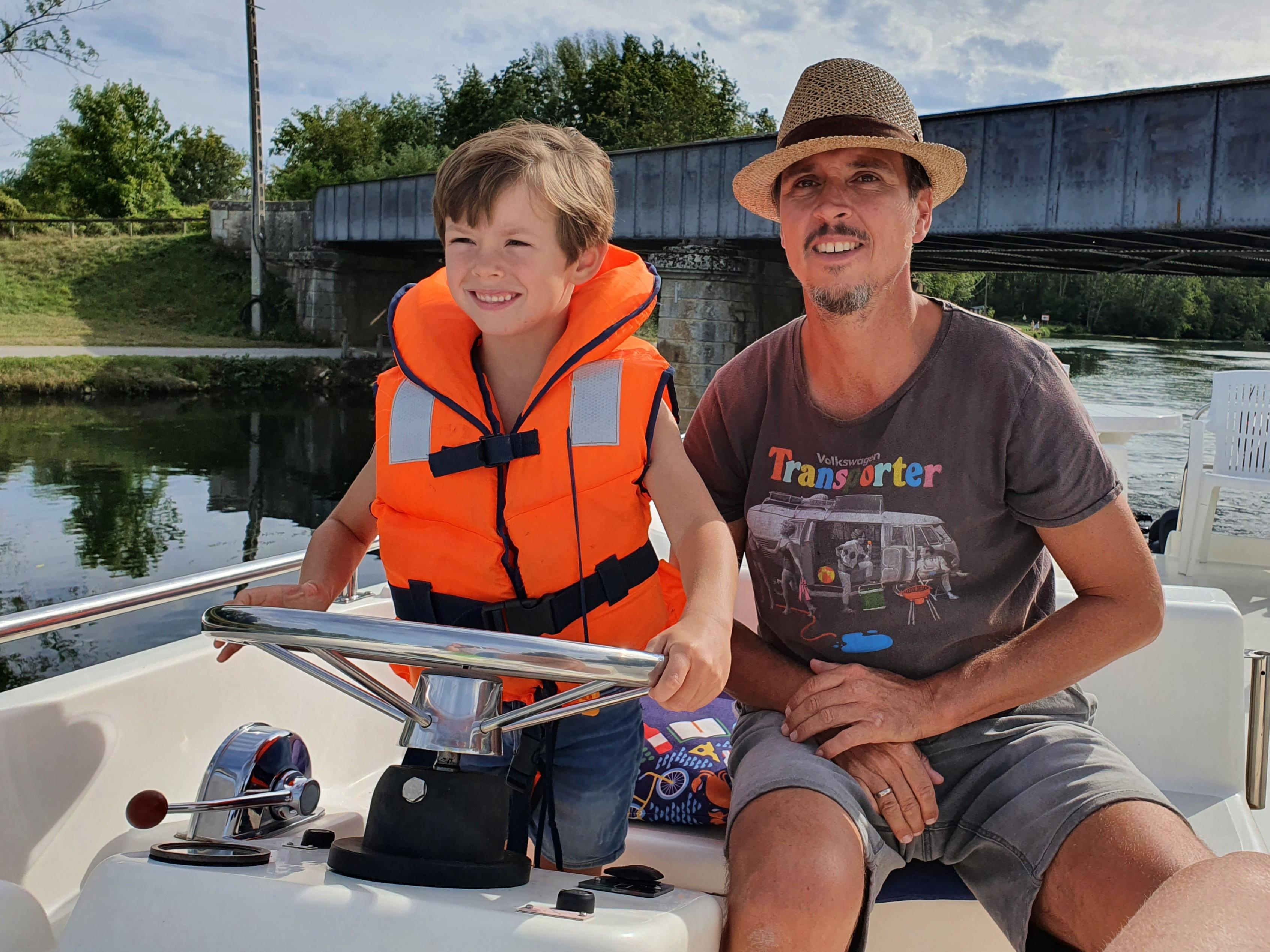 Gemeinsam viel Zeit verbringen: Hier beim Hausboot-Urlaub in Frankreich. Gemeinsam viel Zeit verbringen: Hier beim Hausboot-Urlaub in Frankreich.