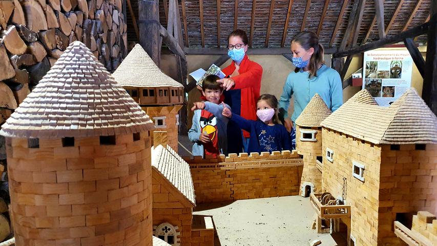 Eines der bekanntesten Touristischen Glanzlichter des Burgund ist die Burg Guédelon, mitten in einem Wald erreichtet. Mittelalter-Enthusiasten bauen mit den Methoden aus dem 13. Jahrhundert eine originalgetreue Ritterburg nach. Hier das Modell. 