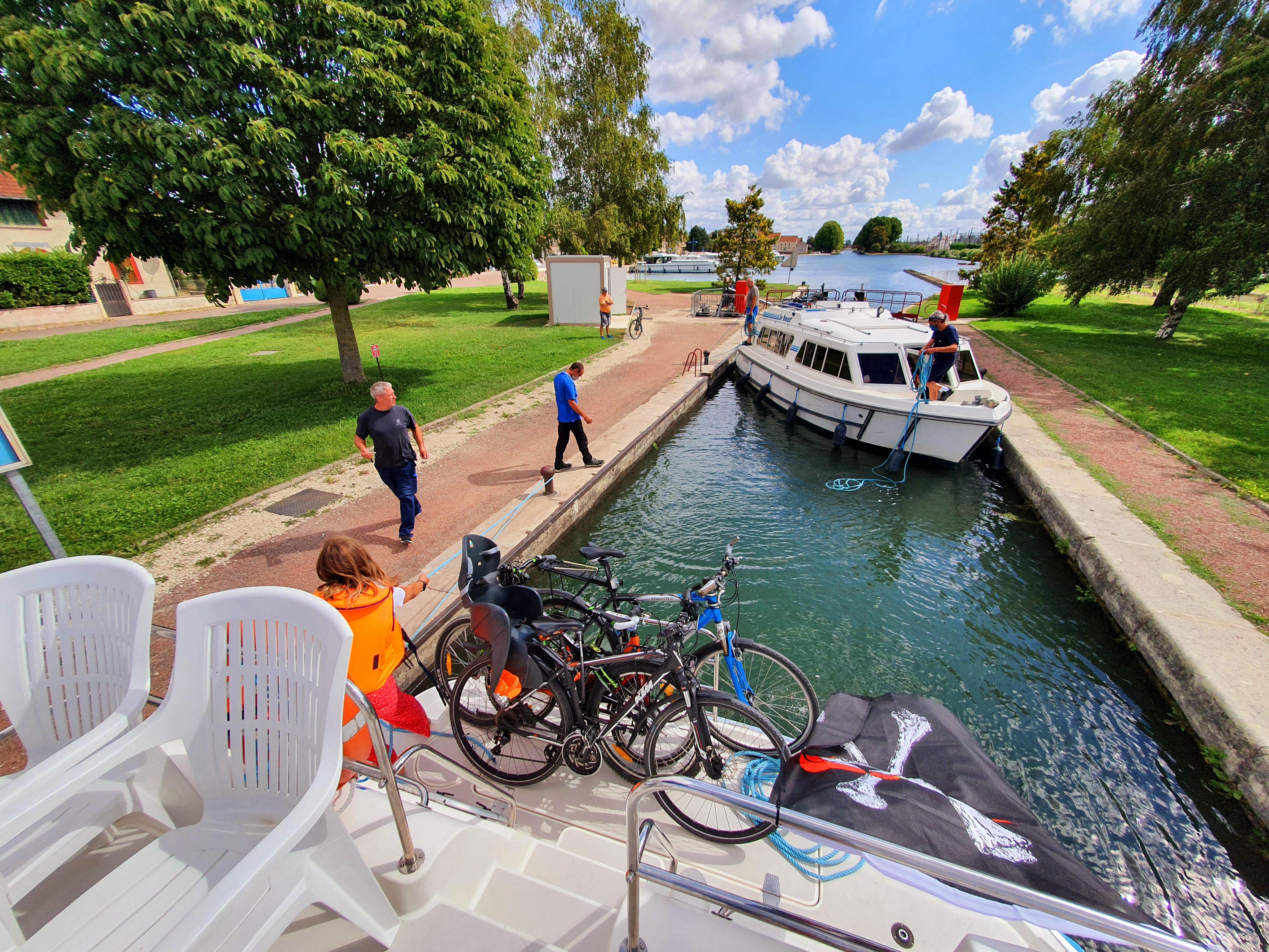 Mit dem Hausboot in einer der vielen Schleusen warten - das entspannt die Reise ungemein.
Mit dem Hausboot in einer der vielen Schleusen warten - das entspannt die Reise ungemein.