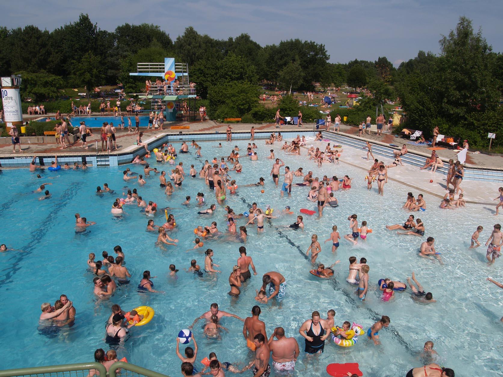 Im Höchstädter Freibad gibt es ein Sportbecken, ein Sprungbecken mit Fünf-Meter-Turm, ein Baby-Planschbecken und ein Wellenbecken. Dort herrscht zur vollen und halben Stunde Wellenbetrieb. Auf der Sportwiese kann man Beachvolleyball spielen. Viele weitere Infos erhalten Sie hier.