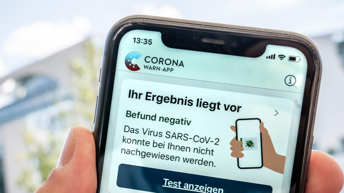 Die Corona-Warn-App soll im Kampf gegen die Pandemie helfen. Viele Verbraucher allerdings sehen sie offenbar kritisch.