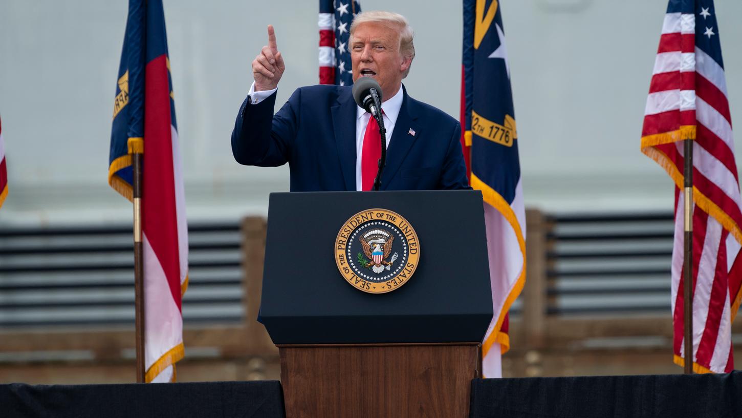 Donald Trump vor dem ehemaligen Schlachtschiff "USS Battleship North Carolina".
