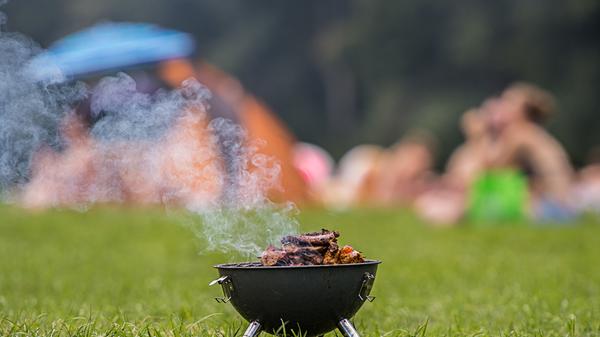 Feiern auf öffentlichen Plätzen und in Anlagen wie Parks und Grünanlagen ist weiterhin untersagt. Öffentliche Grillplätze dürfen nun wieder genutzt werden. Bürgermeister Christian Vogel bittet die Nutzerinnen und Nutzer, die Anlagen sauber zu halten und ihren Abfallnach dem Grillen mit nach Hause zu nehmen und über den Hausmüll zu entsorgen.