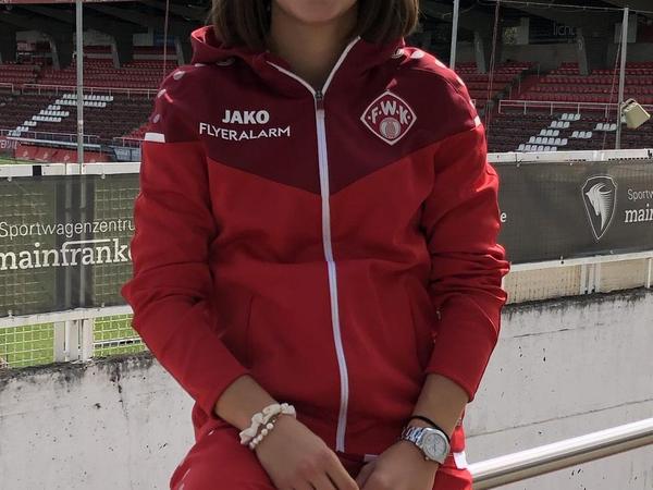 Fototermin im Stadion: Antonia Hanke fühlt sich wohl in Würzburg.