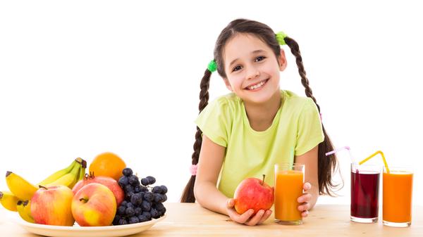 Ausreichend Obst und Gemüse: Das stärkt das Immunsystem und macht fit. Besonders in der kalten Jahreszeit sollte vermehrt auf eine gesunde Ernährung geachtet werden. Packen Sie also Äpfel, Nussmischungen oder Bananen in die Schultüte - Süßigkeiten und andere Geschenke sollten keinen höheren Stellenwert als wertvolles Obst und Gemüse haben.