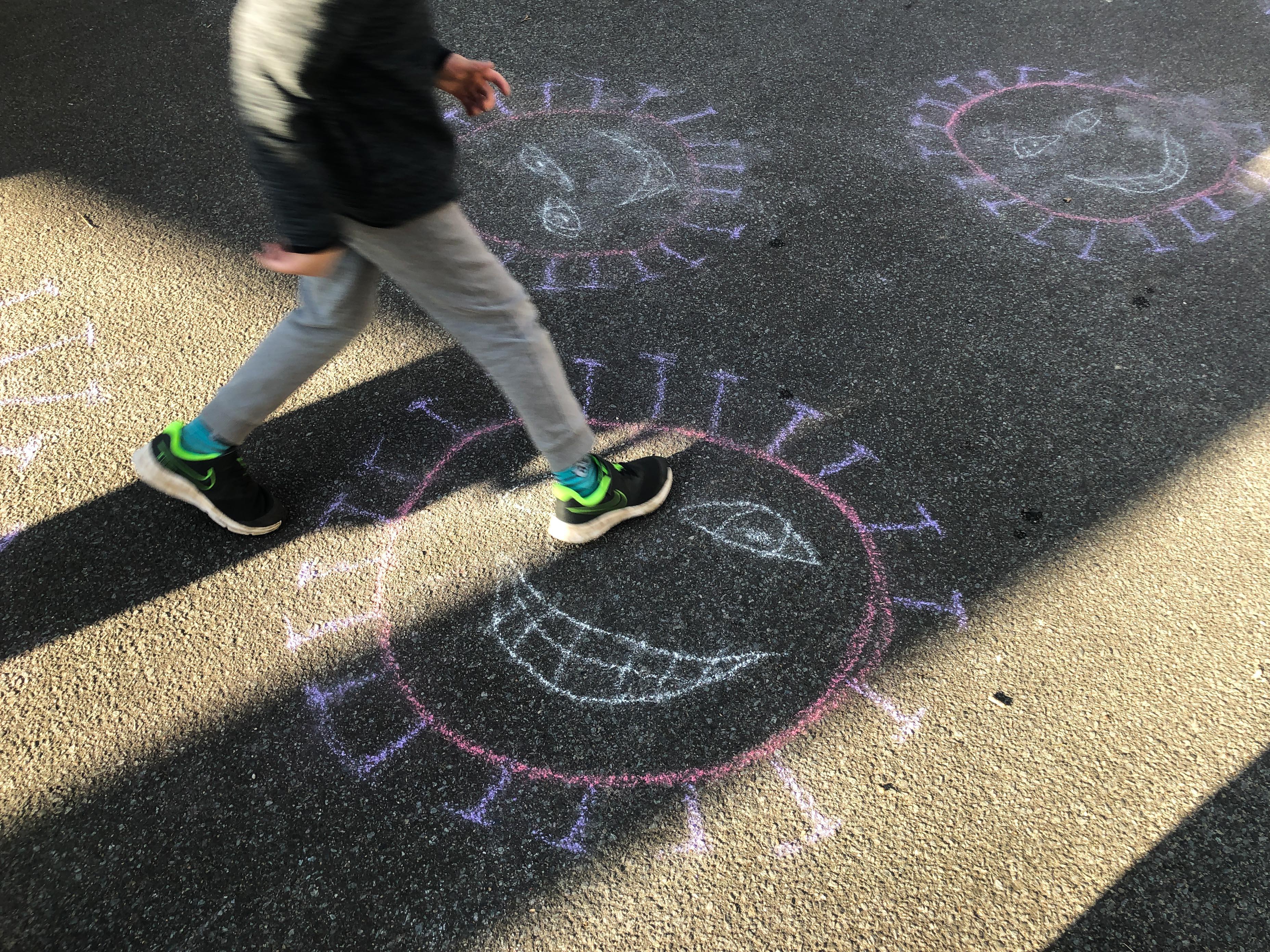 Zeigen Sie Ihrem Kind Spiele, bei denen es Abstand halten kann: Malkreide, Jo-Jos oder Himmel und Hölle. Meiden Sie Geschenke wie Sammelkarten oder Seifenblasen. Malkreide oder kleine Geschicklichkeitsspiele passen gut in eine Schultüte.