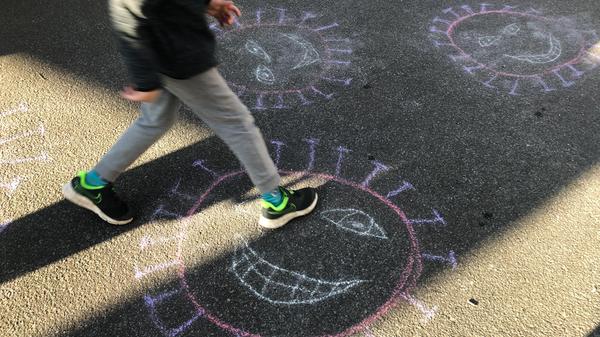 Zeigen Sie Ihrem Kind Spiele, bei denen es Abstand halten kann: Malkreide, Jo-Jos oder Himmel und Hölle. Meiden Sie Geschenke wie Sammelkarten oder Seifenblasen. Malkreide oder kleine Geschicklichkeitsspiele passen gut in eine Schultüte.