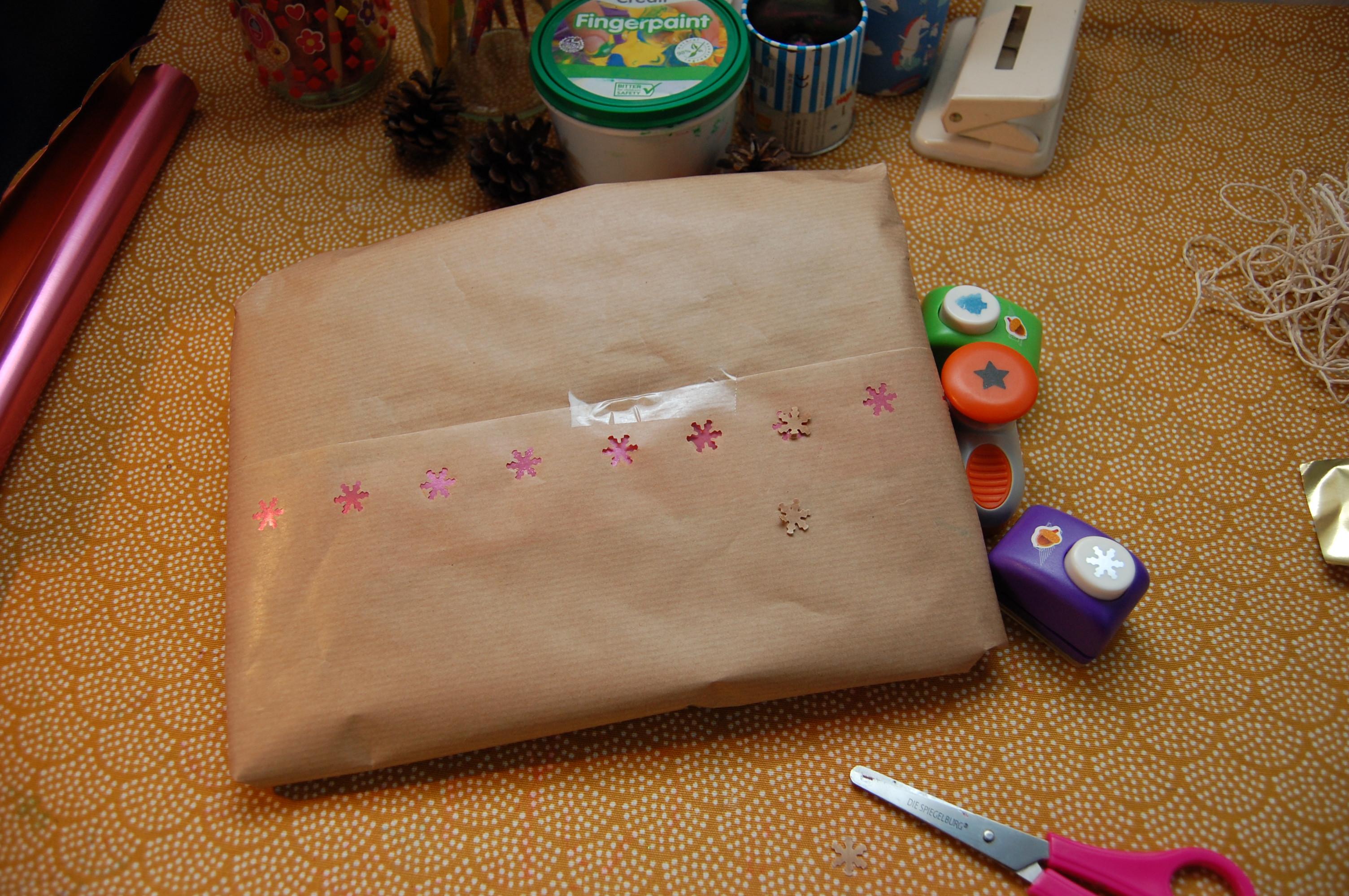 Besonders zu dieser Zeit können Sie Ihrem Kind ein schönes Geschenk machen. Die Gegebenheiten der letzten Monate sind für viele Kinder immer noch ungewohnt - eine neue Situation wie eine Einschulung können erneut belasten. Versuchen Sie so das Kind positiv auf die Schule einzustellen. Dabei sollten Sie nicht auf teure Geschenke wie Handys oder Markenshirts setzen, sondern lieber auf bunte Masken, Fußbälle für zuhause oder ein neues Kuscheltier.