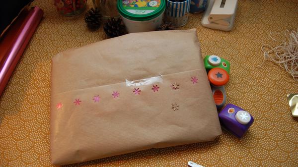 Besonders zu dieser Zeit können Sie Ihrem Kind ein schönes Geschenk machen. Die Gegebenheiten der letzten Monate sind für viele Kinder immer noch ungewohnt - eine neue Situation wie eine Einschulung können erneut belasten. Versuchen Sie so das Kind positiv auf die Schule einzustellen. Dabei sollten Sie nicht auf teure Geschenke wie Handys oder Markenshirts setzen, sondern lieber auf bunte Masken, Fußbälle für zuhause oder ein neues Kuscheltier.