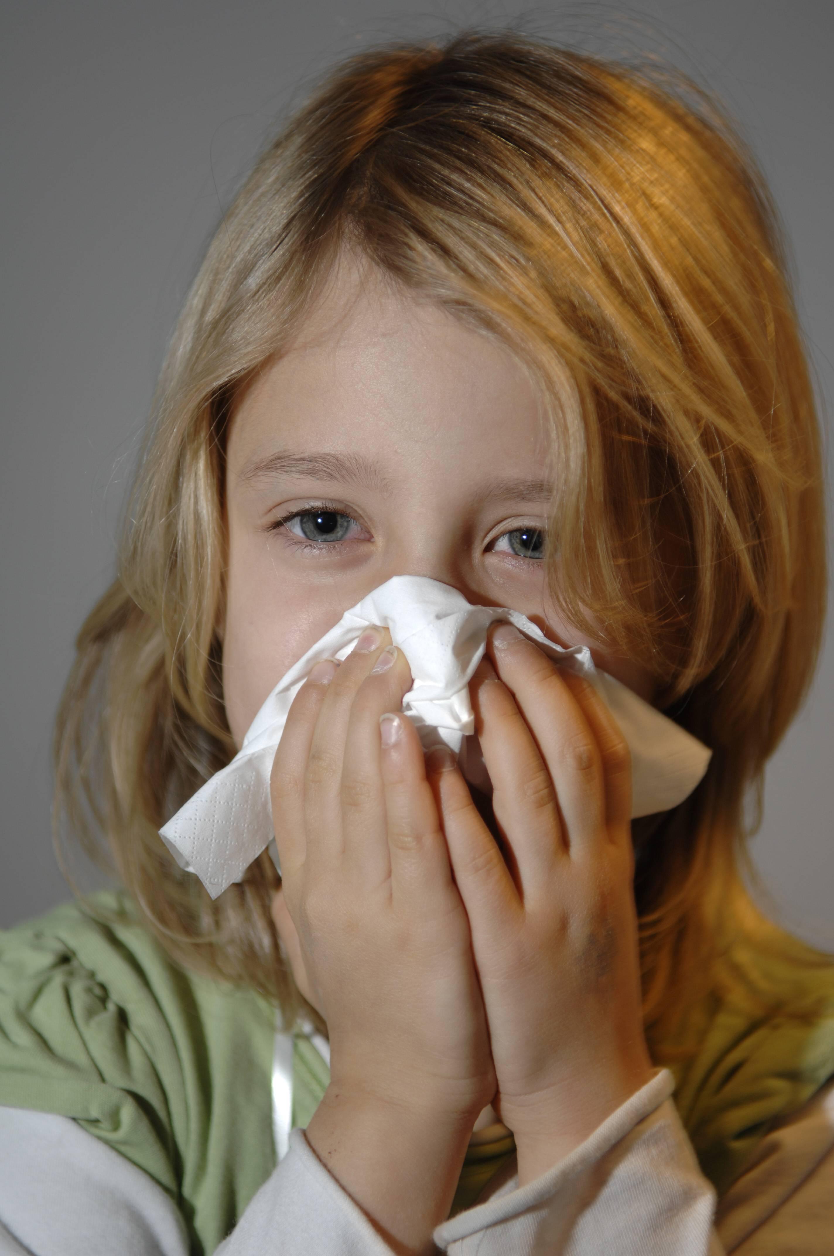 Taschentücher sollten in einer Schultüte nicht fehlen: Zeigen Sie Ihrem Kind, wie man richtig in die Armbeuge oder am besten in ein Taschentuch niest. Machen Sie auch klar, dass man es danach wegwirft und sich die Hände wäscht.