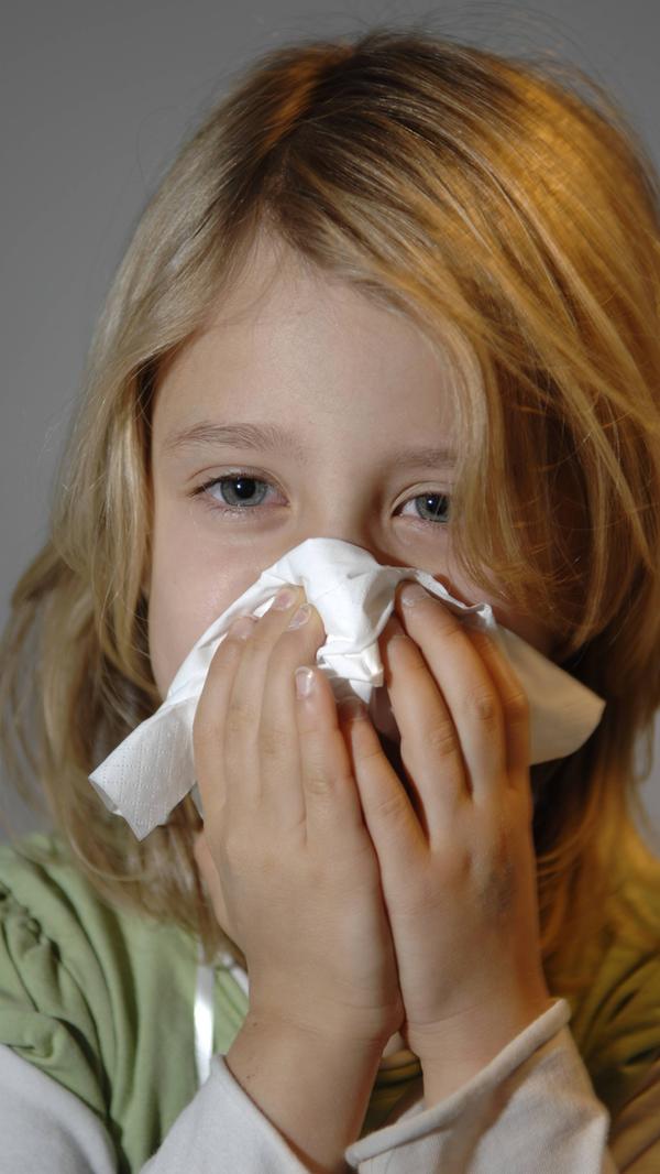 Taschentücher sollten in einer Schultüte nicht fehlen: Zeigen Sie Ihrem Kind, wie man richtig in die Armbeuge oder am besten in ein Taschentuch niest. Machen Sie auch klar, dass man es danach wegwirft und sich die Hände wäscht.