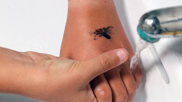 Seit neuestem gibt es Stempel mit einem lachenden Virus-Symbol für die Hände. Die Kinder haben dann die Aufgabe, bis zum Ende des Tages den Stempel durch gründliches Händewaschen allmählich zu entfernen. Dadurch vergessen sie nicht, ihre Hände zu säubern. Gleicher Effekt: Malen Sie Ihrem Kind einfach selbst mit einem hautfreundlichen Stift ein Corona-Smiley auf die Hand. Packen Sie deshalb einen Stempel oder einen Stift in der Lieblingsfarbe Ihres Kindes in die Schultüte.