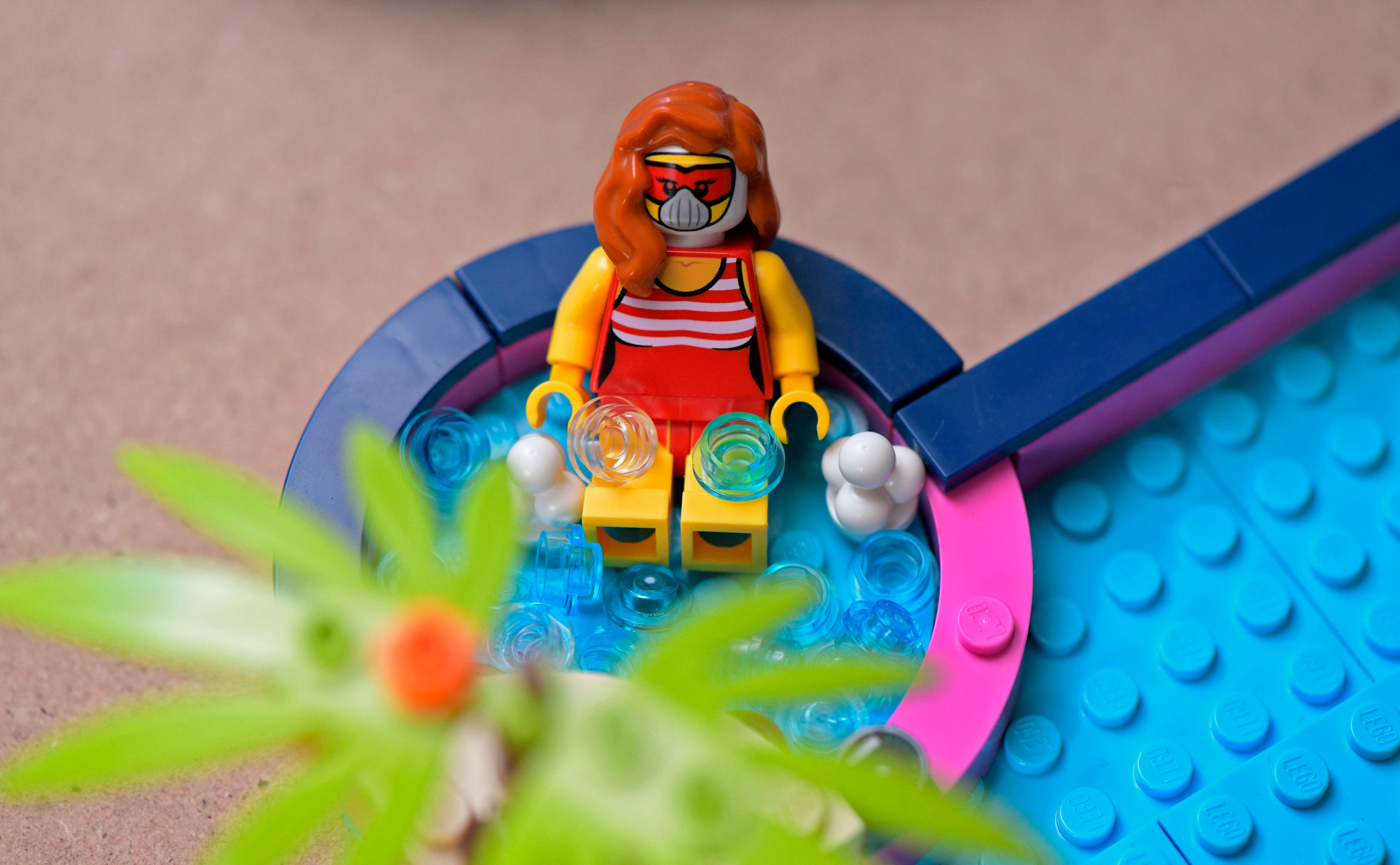 Die Bilder der letzten Wochen können Kinder leicht verschrecken oder Angst machen. Indem Sie die neuen Regelungen auch anhand des Spielzeugs der Kinder erklären, kann es helfen, die Umstände besser zu verstehen und zu normalisieren. Dazu müssen Sie nicht die neuesten Spielwaren kaufen, es reicht auch eine selbst gebastelte Maske für das Kuscheltier oder die Puppe.