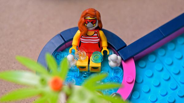 Die Bilder der letzten Wochen können Kinder leicht verschrecken oder Angst machen. Indem Sie die neuen Regelungen auch anhand des Spielzeugs der Kinder erklären, kann es helfen, die Umstände besser zu verstehen und zu normalisieren. Dazu müssen Sie nicht die neuesten Spielwaren kaufen, es reicht auch eine selbst gebastelte Maske für das Kuscheltier oder die Puppe.