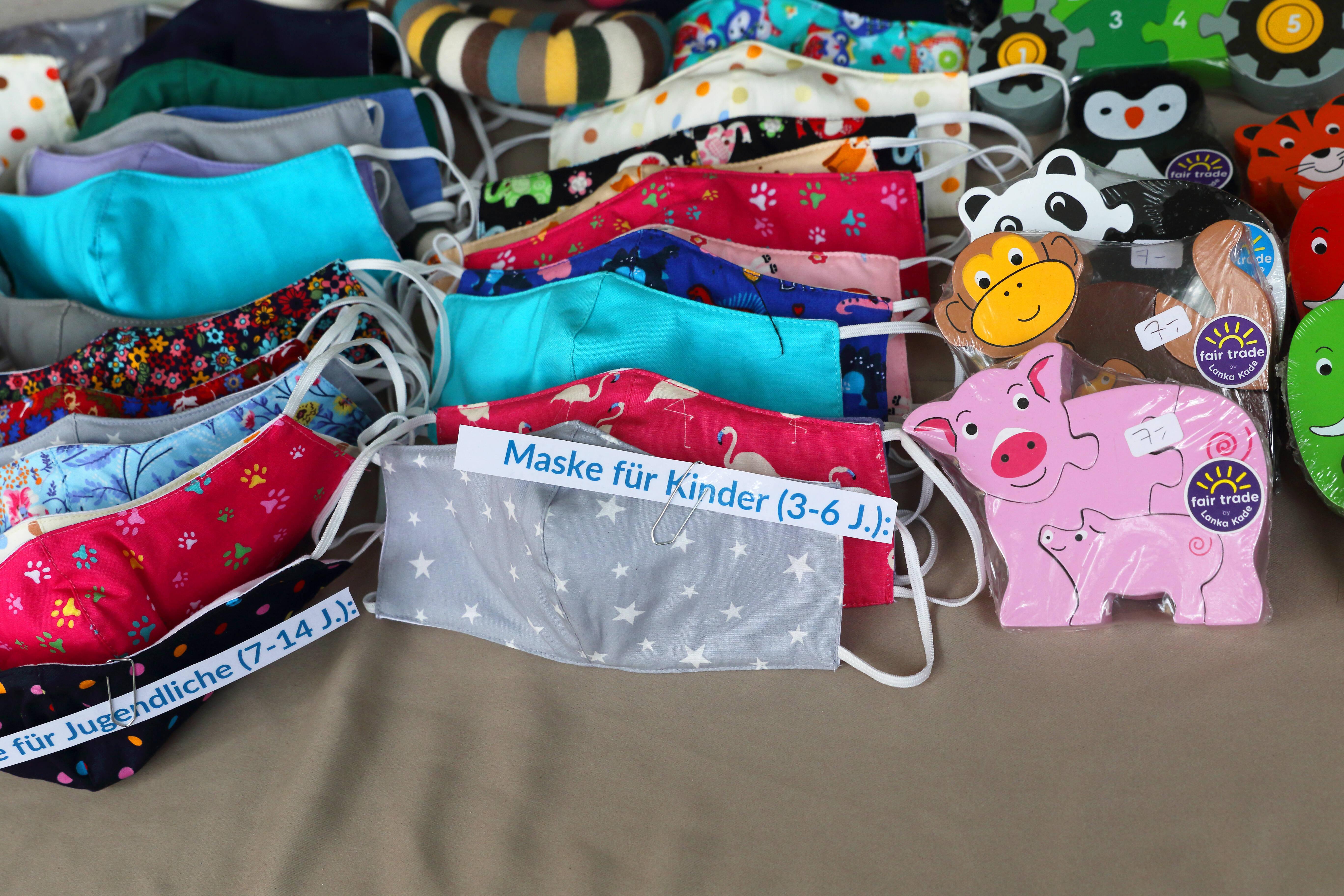 Eine bunte, individuelle Maske in der Lieblingsfarbe Ihres Kindes kann Wunder bewirken. So hat Ihr Kind mehr Spaß und Freude daran, sie zu tragen. Ein Mund-Nasen-Schutz sollte in diesem Jahr in keiner Schultüte fehlen.