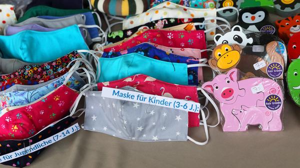 Eine bunte, individuelle Maske in der Lieblingsfarbe Ihres Kindes kann Wunder bewirken. So hat Ihr Kind mehr Spaß und Freude daran, sie zu tragen. Ein Mund-Nasen-Schutz sollte in diesem Jahr in keiner Schultüte fehlen.