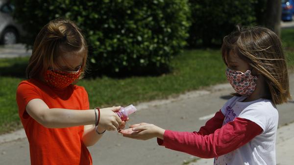 Handdesinfektionsgel und ähnliches sollte auch dabei sein: Durch selbst-gestaltete, bunte Fläschchen hat Ihr Kind daran mehr Freude.