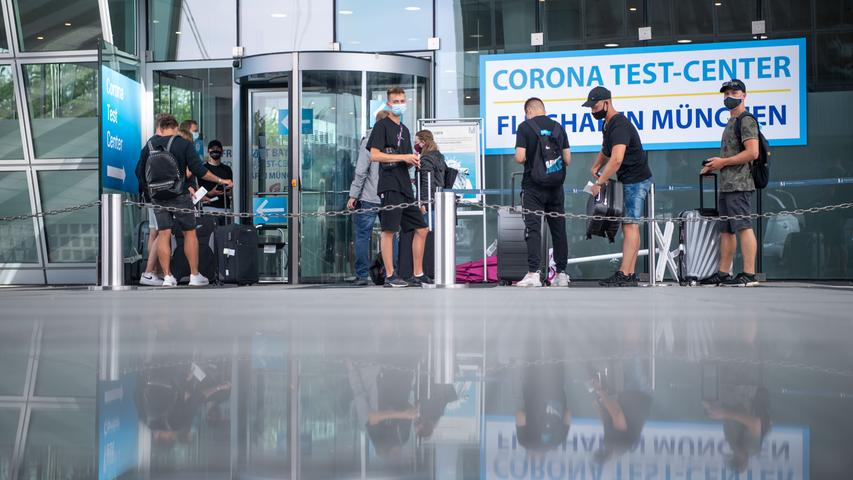 Corona-Testzentrum am Münchner Flughafen - nur mit negativem Ergebnis dürfen manche Passagiere nach Deutschland einreisen.
Corona-Testzentrum am Münchner Flughafen - nur mit negativem Ergebnis dürfen manche Passagiere nach Deutschland einreisen.