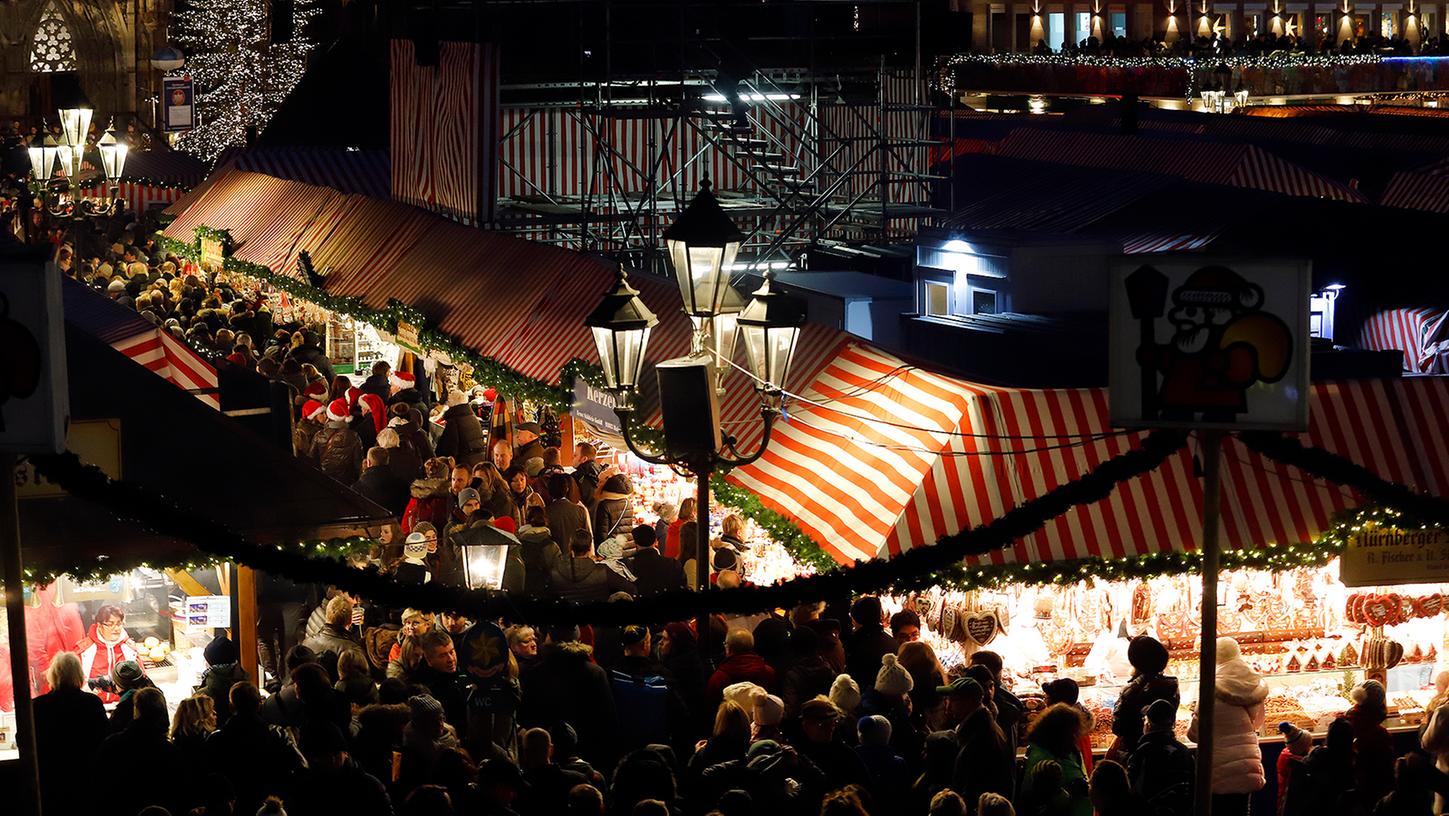 Dichtes Gedränge am Abend der Eröffnung auf dem Nürnberger Christkindlesmarkt 2019.