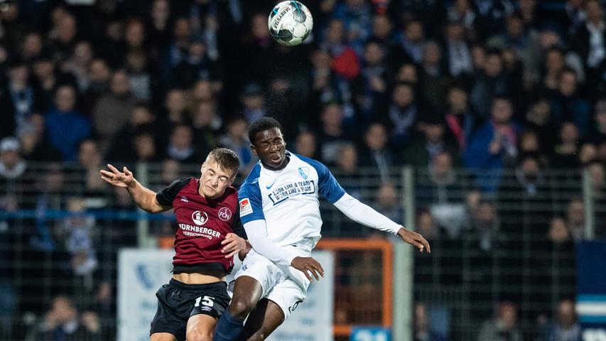 14-mal duellierte sich der 1. FC Nürnberg in der 2. Bundesliga mit dem VfL Bochum, siegen konnte der fränkische Altmeister nur einmal. Der letzte Erfolg gelang in der Aufstiegssaison 2017/18. In der abgelaufenen Spielzeit endeten die Begegnungen 0:0 und 1:3 aus Sicht des FCN, der im Hinspiel nach 0:3-Rückstand und einer Zentimeter-Entscheidung des Schiedsrichtergespanns zu Gunsten des Revierklubs keine Aufholjagd mehr starten konnte. Im Rückspiel Ende Mai hinderte der Querbalken in der 84. Minute Robin Hack am Torerfolg in einem somit torlosen Remis.
