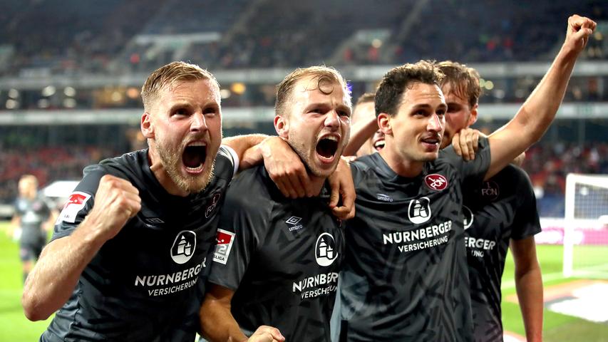 Rund eine Woche bevor sich der desaströse Neujahrsauftakt (1:4 gegen Hamburg) der Vorsaison zum ersten Mal jährt, bestreitet der 1. FC Nürnberg planmäßig sein viertes Spiel des neuen Kalenderjahres. Am 17. Spieltag empfängt der Club Hannover zum Hinrundenabschluss. Die Bilanz der bisher wettbewerbsübergreifend 57 Duellen zwischen den Niedersachsen und dem fränkischen Altmeister ist nahezu ausgeglichen: 20-mal siegte der FCN, 21-mal siegten die 96er, für die der neue FCN-Sportvorstand Dieter Hecking sowohl als Spieler als auch als Trainer je drei Jahre aktiv war. Auch Oliver Sorg schnürte einst für die Hannoveraner seine Fußballschuhe. Mike Frantz, der sich im Alter von 33 Jahren den 96ern anschloss, ist in der Noris ebenfalls noch bestens bekannt. Zwischen 2008 und 2014 stand der Mittelfeldakteur über 130-mal im Club-Trikot auf dem Platz.
