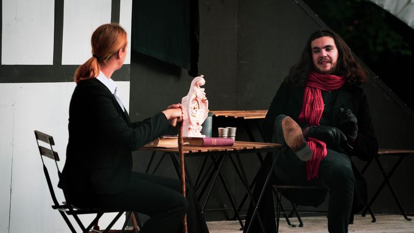 Bettina Christl als Faust und Daniel Mederer als Mephistopheles. 
