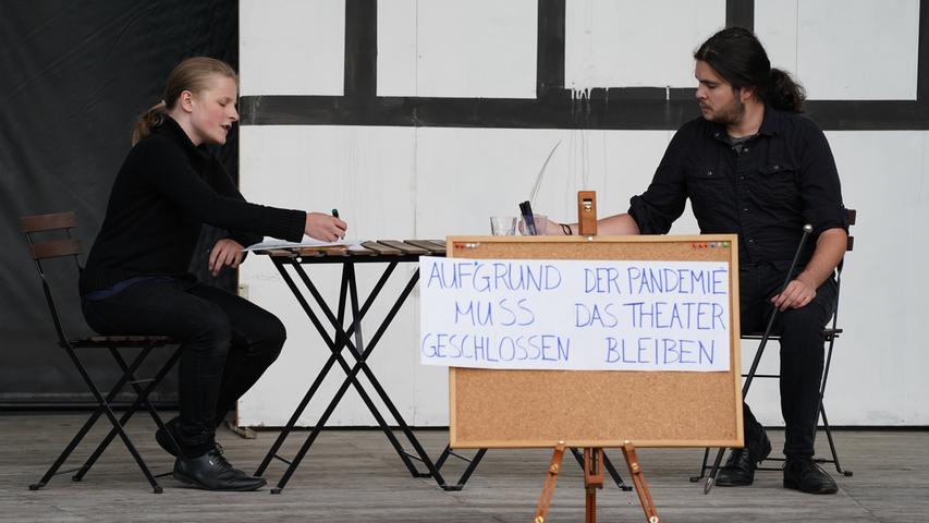 Oliver Beck (links) als Director/Der Herr und Daniel Mederer (rechts) als Faust.