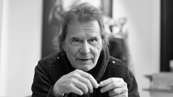 Deutschlands bekanntester Cartoonist Uli Stein ist im August in seinem Haus bei Hannover gestorben. Bekannt wurde der Künstler durch seine drolligen Mäuse, Pinguine, Hunde und Katzen.