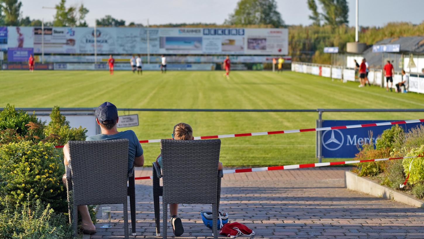 Lassen sich rund um die Fußballplätze Abstände einhalten? Die Zuschauer spielen bei den politischen Überlegungen zur Freigabe des Wettkampfbetriebes im Kontaktsport eine große Rolle. Lassen sich rund um die Fußballplätze Abstände einhalten? Die Zuschauer spielen bei den politischen Überlegungen zur Freigabe des Wettkampfbetriebes im Kontaktsport eine große Rolle.