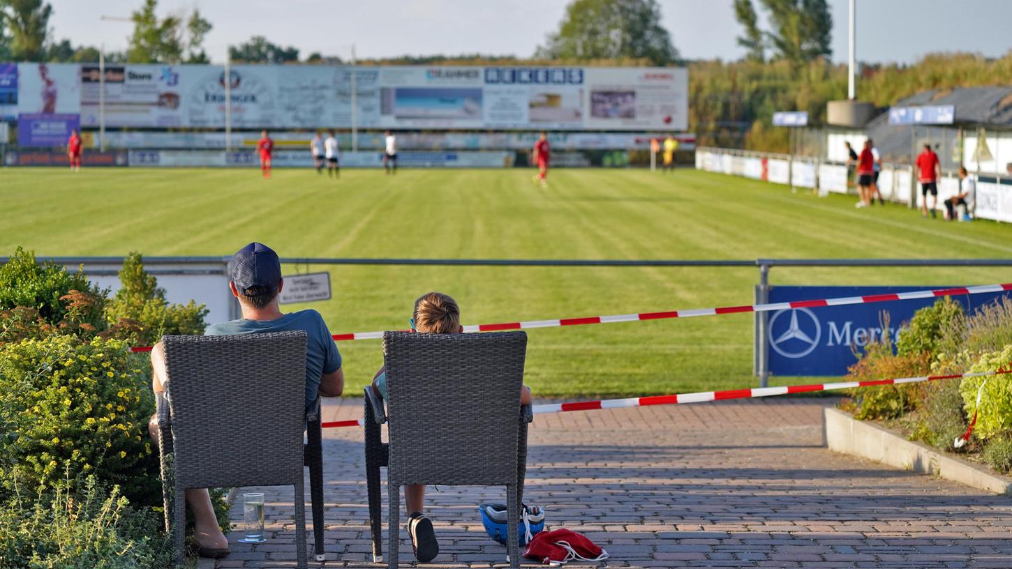 Lassen sich rund um die Fußballplätze Abstände einhalten? Die Zuschauer spielen bei den politischen Überlegungen zur Freigabe des Wettkampfbetriebes im Kontaktsport eine große Rolle. 