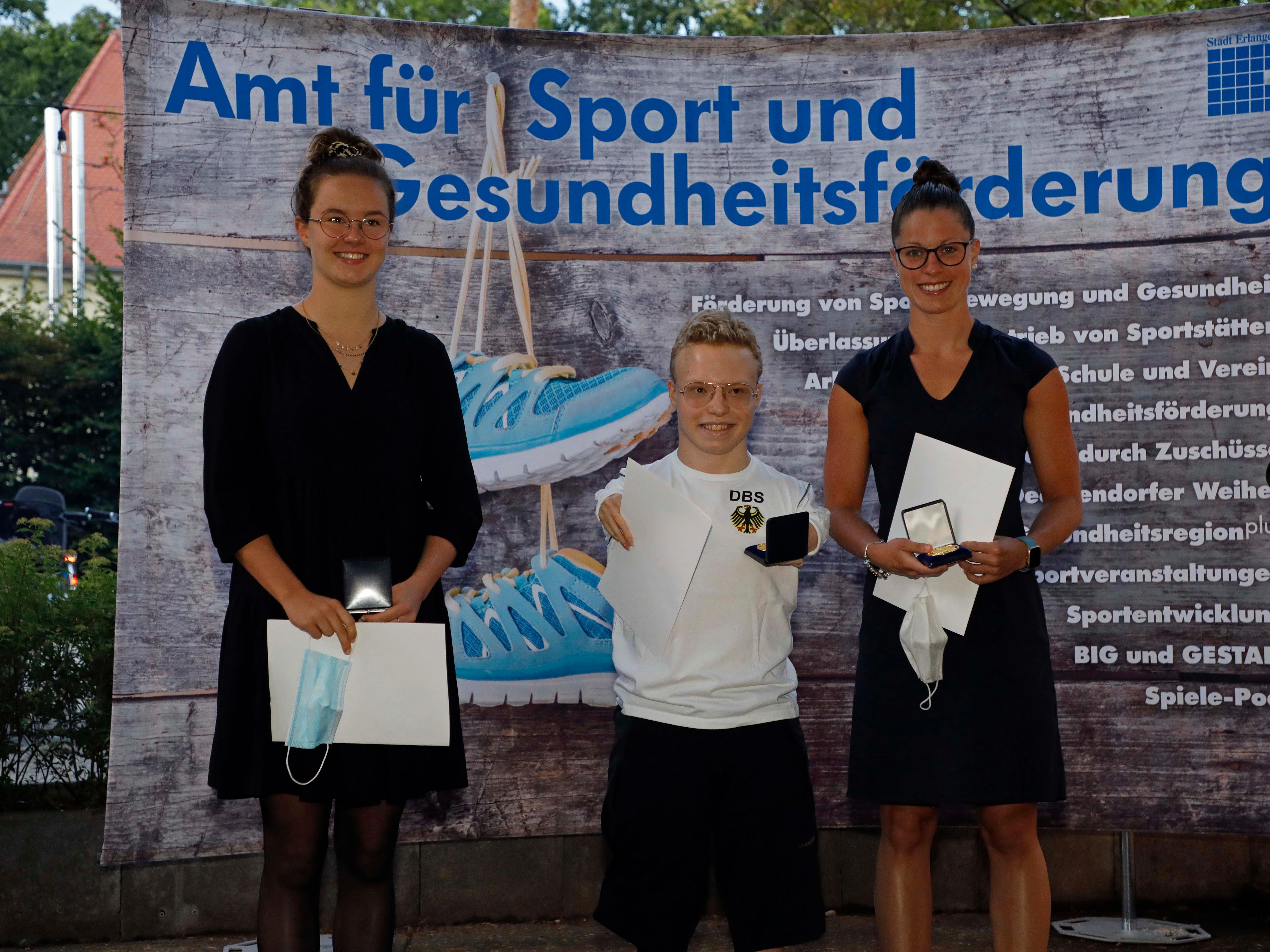 Bei der Sportlehrung der Stadt Erlangen erhielten drei Schwimmer die höchste Auszeichnung - die Goldmedaille: Annalena Wagner (links) und Daniela Karst (beide TB 1888 Erlangen/ SG Mittelfranken) sowie Josia Topf vom Schwimmverein Erlangen.